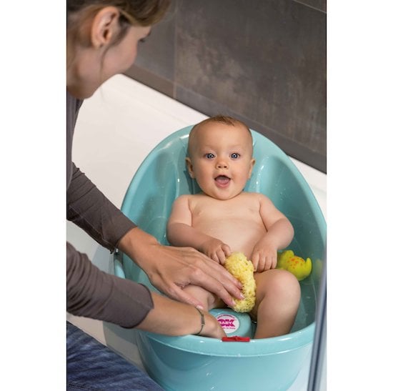 Vue De La Baignoire Pour Bébé Entourée De Serviettes Et D'autres